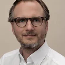 Dr. med. Dr. med. univ. Florian Auerbach FEBO, MHBA